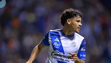 Maximiliano Araujo festeja un gol con Puebla.