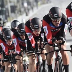El BMC vuela, Caruso es líder y Froome saca 41" a Landa