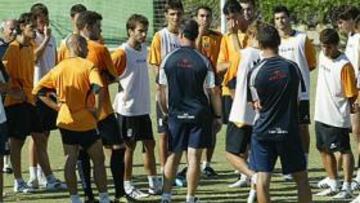 <b>El hombre al que se mira... y se apoya</b> Los discursos de los futbolistas albinegros en los últimos días fueron encaminados a apoyar a Juan Ignacio. Desde algún sector se ha pedido su cabeza recientemente y la reacción ha sido inmediata. Hoy todos estarán pendientes de él, de como dirija, de como celebre los goles. La afición le da un voto de confianza, como el presidente. Todo esto suena muy bien pero... toca ganar al Alcorcón. Sí o sí.