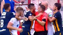 ¡Compañero de Parot protagonizó dura pelea en pleno partido!