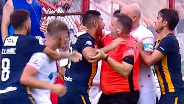 ¡Compañero de Parot protagonizó dura pelea en pleno partido!