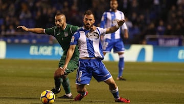 Emre &Ccedil;olak intenta conducir un bal&oacute;n ante la falta de El Zhar en el partido entre Deportivo y Legan&eacute;s de Riazor (1-0).