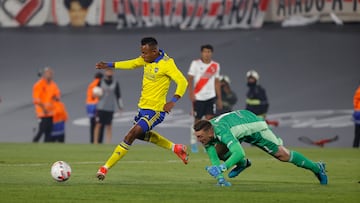 AME4652. BUENOS AIRES (ARGENTINA), 20/03/2022.- Sebastián Villa (i) de Boca Juniors anota hoy ante la salida del arquero Franco Armani de River Plate, durante el superclásico por la fecha 7 de la Liga Profesional Argentina, en el estadio Monumental de Núñez en Buenos Aires (Argentina). EFE/Juan Ignacio Roncoroni
