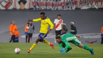 AME4652. BUENOS AIRES (ARGENTINA), 20/03/2022.- Sebastián Villa (i) de Boca Juniors anota hoy ante la salida del arquero Franco Armani de River Plate, durante el superclásico por la fecha 7 de la Liga Profesional Argentina, en el estadio Monumental de Núñez en Buenos Aires (Argentina). EFE/Juan Ignacio Roncoroni
