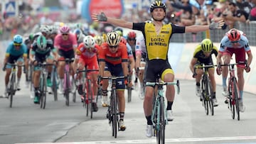 EPA3140. SANTA NINFA (ITALIA), 09/05/2018.- El ciclista italiano del equipo LottoNL-Jumbo Enrico Battaglin (C) celebra su vitoria de la quinta etapa del Giro de Italia, a su llegada a Santa Ninfa (Italia) hoy, 9 de mayo del 2018. EFE/ Daniel Dal Zennaro