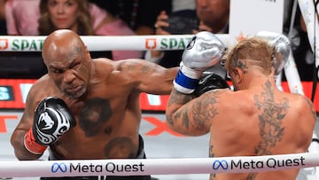 ARLINGTON, TEXAS - NOVEMBER 15: Mike Tyson (L) punches Jake Paul during their heavyweight bout at AT&T Stadium on November 15, 2024 in Arlington, Texas. Christian Petersen/Getty Images/AFP (Photo by Christian Petersen / GETTY IMAGES NORTH AMERICA / Getty Images via AFP)