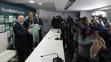 Presentación de Jesé Rodriguez como nuevo jugador del Real Betis, junto a Angel Haro, presidente del Club y a Lorenzo Serra Ferrer, vicepresidente deportivo. 