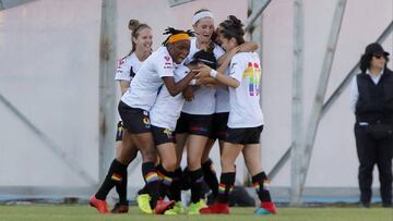 Las microbuseras se coronaron campeonas del Fútbol Femenino tras vencer a Palestino.