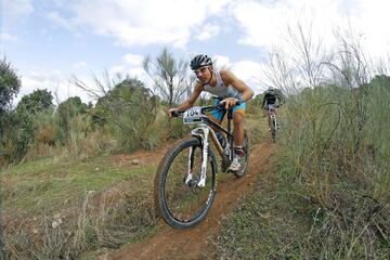 El segundo Du Cross de Aldea del Fresno fue una cita que pudieron disfrutar en la ma?ana del domingo m¨¢s de 160 participantes y que estuvo enmarcada en el fin de semana solidario que la localidad organiz¨® para recaudar fondos para la lucha contra el c¨¢nce