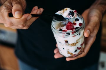 F¨¢cil de hacer con yogur griego, miel y frutas congeladas. Se puede preparar sin m¨¢quina.