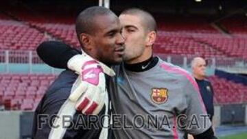 Abidal va al Camp Nou para saludar a sus compañeros