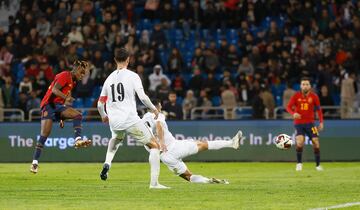 El jugador español, Nico Williams, marca el 0-3 para la selección española. 
