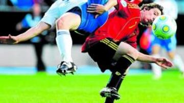 <b>ELIMINADOS. </b>Sisi pelea por un balón en el adiós ayer de la Sub-21.