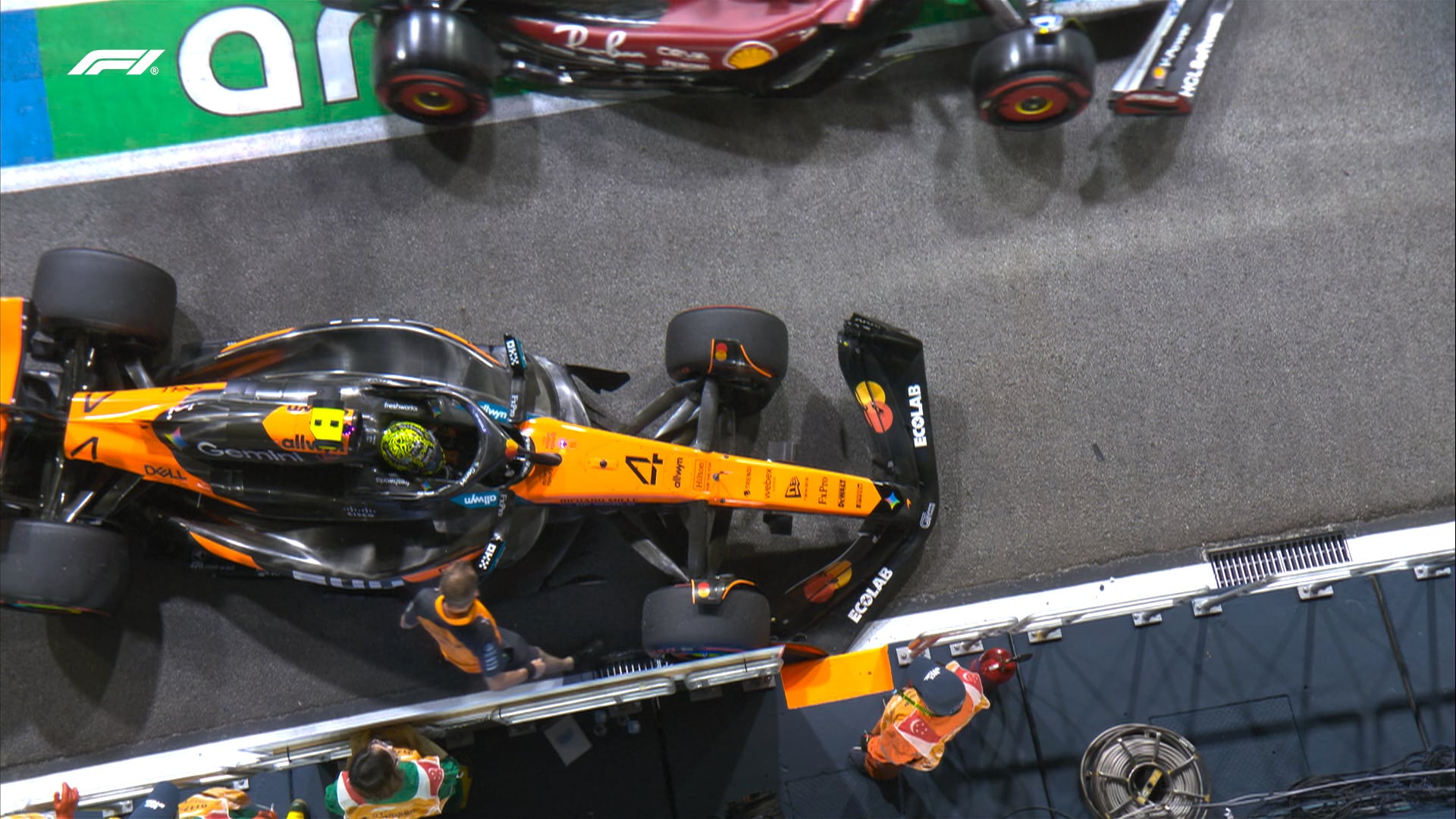 Lando Norris y Charles Leclerc en los Libres 2 del GP de Singapur 2025.
