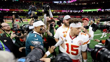Hurts y Mahomes se saludan tras la Super Bowl.