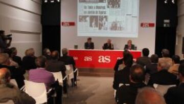 Presentaci&oacute;n del libro. El acto, presidido por Cardenal y Rela&ntilde;o, que flanquean a Vidal, fue el primero de las Bodas de Oro de AS, que naci&oacute; el 6 de diciembre de 1967.
 