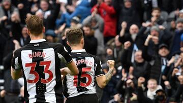 Newcastle United's English defender Kieran Trippier (R) celebrates after scoring the opening goal during the English Premier League football match between Newcastle United and Aston Villa at St James' Park in Newcastle-upon-Tyne, north east Engl