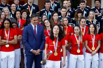 La visita de las campeonas del mundo a Pedro Sánchez en imágenes