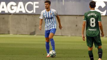 Adri&aacute;n conduce el bal&oacute;n durante el M&aacute;laga - Deportivo.