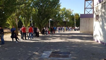 Colas en Zorrilla para comprar entradas para el Bernabéu.