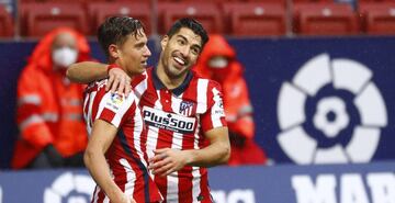 Marcos Llorente y Luis Suárez celebran un gol.