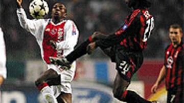 <b>TAN SÓLO LUCHA.</b> Hatem Trabelsi pugna por un balón con Clarence Seedorf.