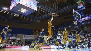 Bertans se lanza a anotar ante el Monbus Obradoiro.