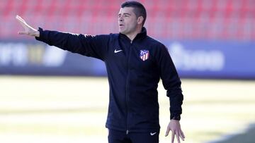 Manolo Cano da &oacute;rdenes durante un partido del Atl&eacute;tico de Madrid juvenil en la UEFA Youth League.