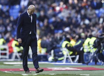 A la novena fue la vencida… y ante el peor rival. Zidane sufrió su primera derrota como entrenador blanco ante el Atlético de Madrid en su primer derbi al frente del primer equipo, Ya había debutado con derrota con el Castilla, pero esta iba a ser más dolorosa al ser en el estadio Santiago Bernabéu. Una jugada que arrancó en las cercanías del área de Oblak, al que James no corrió para ayudar a tapar significó un gol definitivo de Griezmann. Al final, los blancos protestarían la no concesión de un penalti cobre Danilo…