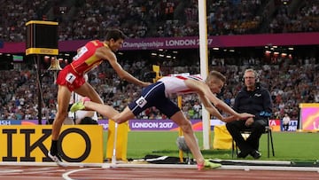 Athletics - World Athletics Championships - Men&#039;s 1500 Metres Final - London Stadium, London, Britain &ndash; August 13, 2017. Filip Ingebrigtsen of Norway falls over as he crosses the line to win bronze ahead of Adel Mechaal of Spain. REUTERS/Matthew Childs