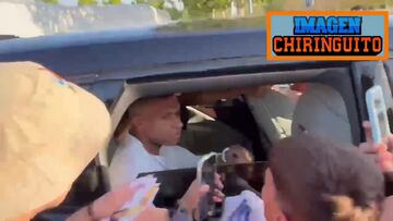 El llamativo acompañante de Mbappé que tuvo que bajar del coche cuando bajó la ventanilla...