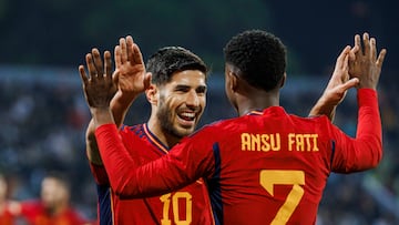 Ansu Fati y Asensio celebran el gol con el que España abrió su victoria ante Jordania.