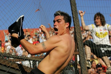 Esteban Paredes cumple 37 años de edad. En su carrera profesional ha jugado en Santiago Morning, Puerto Montt, Pachuca Junior de México, Cobreloa, Colo Colo, Atlante y Querétaro de Mexico. En la selección chilena participa regularmente desde 2006.