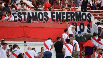 Picture released by Noticias Argentinas showing supporters of River Plate waiting at the Monumental stadium in Buenos Aires for authorities to decide if the all-Argentine Copa Libertadores second leg final match between River Plate and Boca Juniors is played or not, following an attack on the Boca team bus that left players affected by smoke inhalation and broken glass, on November 24, 2018. - Saturday's "superclasico" Copa Libertadores final was postponed until Sunday following an attack on the Boca team bus that left players affected by smoke inhalation and broken glass. (Photo by Mariano Sanchez / NOTICIAS ARGENTINAS / AFP) / Argentina OUT / RESTRICTED TO EDITORIAL USE - MANDATORY CREDIT "AFP PHOTO / NA / MARIANO SANCHEZ" - NO MARKETING NO ADVERTISING CAMPAIGNS - DISTRIBUTED AS A SERVICE TO CLIENTS
