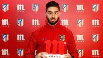 Carrasco con el premio a mejor jugador del mes.