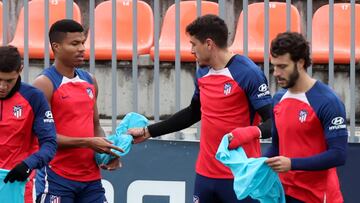 Reinildo, Giménez y Hermoso, en el entrenamiento del Atlético.