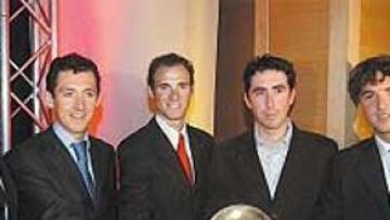 <b>LAS ESTRELLAS. </b>Sevilla, Heras, Valverde, Beloki y Mancebo ante el nuevo trofeo para el vencedor 2005.