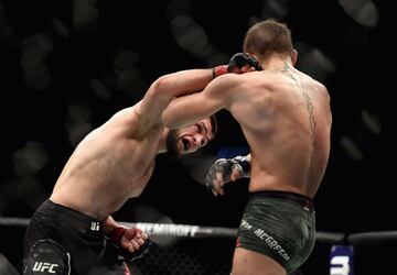 LAS VEGAS, NV - OCTOBER 06: Khabib Nurmagomedov of Russia (L) punches Conor McGregor of Ireland in their UFC lightweight championship bout during the UFC 229 event inside T-Mobile Arena on October 6, 2018 in Las Vegas, Nevada.   Harry How/Getty Images/AFP
== FOR NEWSPAPERS, INTERNET, TELCOS & TELEVISION USE ONLY ==