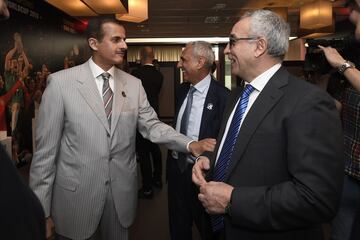 Khalid Thani A. Al Thani (Consejero de PRISA y Presidente de Ezdan Holding Group) y Alejandro Blanco (Presidente del COE) charlan durante la presentación. 