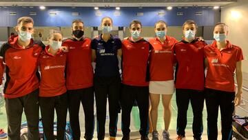 La selección española de Bádminton posa tras su victoria ante Portugal en la fase de clasificación para los Campeonatos de Europa por equipos mixtos.