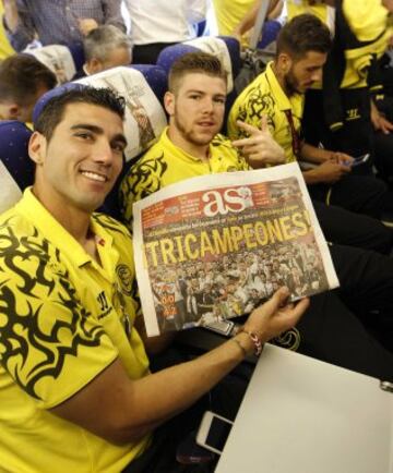 Reyes y Alberto Moreno en el avión.