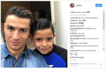 En su Instagram, Ronaldo comparte una mezcla de contenido personal y profesional. Acerca a sus fans a los momentos cotidianos detrás de las cámaras tanto en el campo como fuera de él, compartiendo tanto sus iniciativas empresariales como la relación con su hijo, a través de fotos, videos e Instagram Stories.  