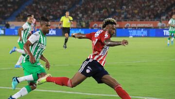 BARRANQUIILLA - COLOMBIA, 21-05-2022: Omar Albornoz del Junior y Juan David Cabal de Nacional disputan el balón durante partido entre Atlético Junior y Atlético Nacional por la fecha 1 de los cuadrangulares semifinales como parte de la Liga BetPlay DIMAYOR I 2022 jugado en el estadio Metropolitano Roberto Meléndez de la ciudad de Barranquilla. / Omar Albornoz of Junior and Juan David Cabal of Nacional fights for the bal during match between Atletico Junior and Atletico Nacional for the date 1 of the quadrangulars semifinals as part of BetPlay DIMAYOR League I 2022 between Atletico Junior and Atletico Nacional played at Metropolitano Roberto Melendez stadium in Barranquilla city. Photo: VizzorImage / Jairo Cassiani / Cont