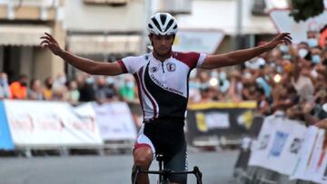 Javier Romo celebra su victoria en la prueba de fondo sub-23 de los Campeonatos de Espa&ntilde;a sub-23 de Ciclismo en Ruta.