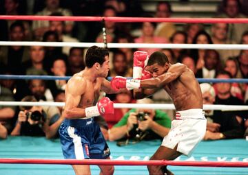 El dinero empez¨® a jugar un papel importante en el boxeo y esta pelea es buena muestra de ello. De la Hoya y Trinidad no ofrecieron un gran espect¨¢culo el 18 de septiembre de 1999, pero lo que gener¨® este duelo marc¨® un antes y un despu¨¦s en la industria. En lo deportivo, De la Hoya fue superior en la primera mitad y en la segunda luci¨® muy mal. Se salv¨® porque su oponente tampoco hizo un gran papel.