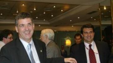 <b>2004: APOYO DE LAPORTA A VILLAR</b> El 26 de noviembre de 2004 Ángel Villar fue reelegido como presidente de la Federación Española de Fútbol por 98 votos frente a los 78 que tuvo Gerardo González. Villar tuvo el apoyo de Joan Laporta y éste fue uno de los primeros en ir a felicitarle cuando se supo que había ganado.