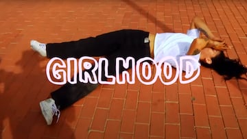 Una rider de BMX tirada en el suelo con las letras Girlhood, película de BMX de Vans.
