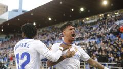 James celebra con Nano Mesa el 2-0.