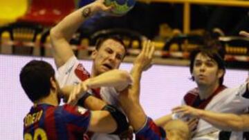 <b>PLACADO. </b>La defensa del Barça se muestra contundente con Guardiola, que no puede pasar a Silva.