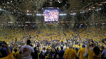 Los aficionados de los Golden State Warriors celebra la victoria en el quinto partido de las Finales de la NBA.